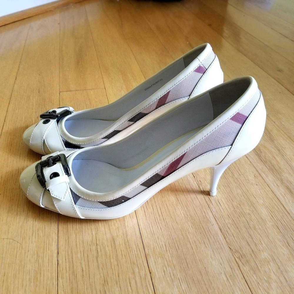 🚫*SOLD* Burberry beige patent Nova Check pumps - Picture 1 of 6